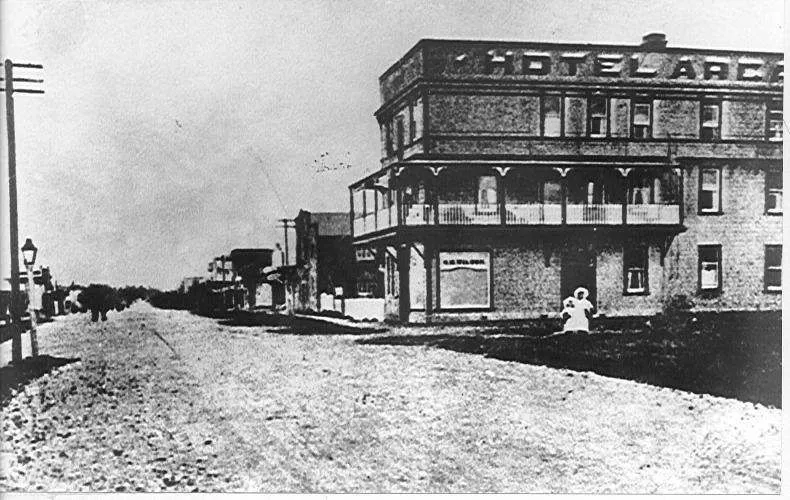 Hotel Arcadia, Levin