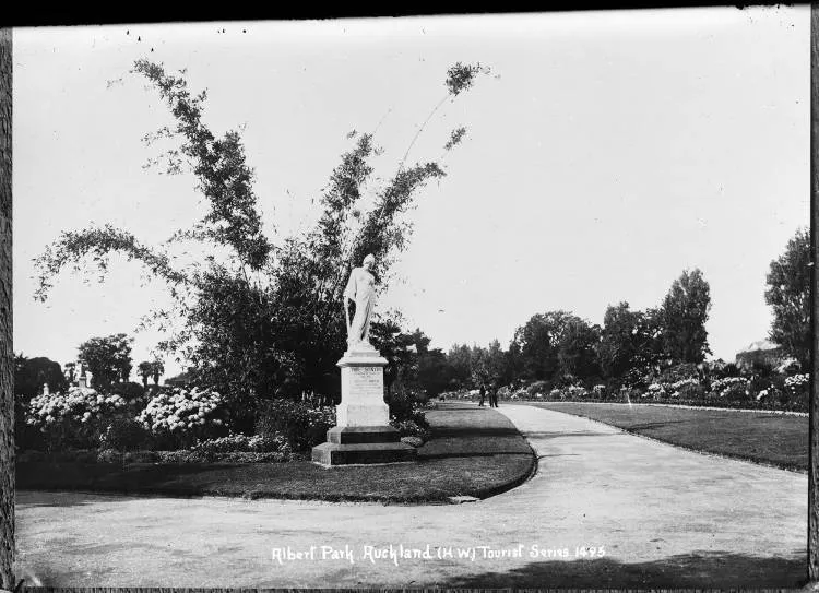 Gardens and statue in Albert Park, Princes Street, 1921
