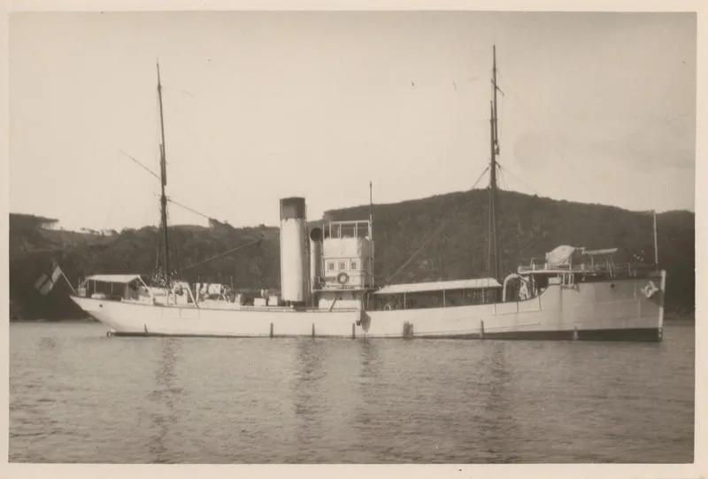 Photograph: HMS/HMNZS WAKAKURA (1817) near coast