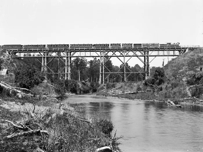 Train on Matamau viaduct