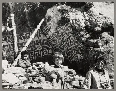 [Unknown boy, Belinda Hillary and Louise Hillary]