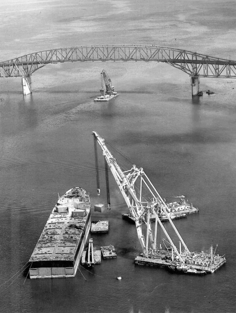 Floating cranes arrive at Auckland, 1967