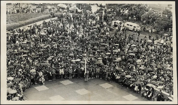 Maori Land March crowd in Parliament grounds, Wellington