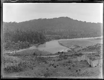 Image: Fenced hill farm property with railway line in front of the Whanganui River and forest covered hills beyond, Kakahi Settlement, Manawatu-Whanganui Region