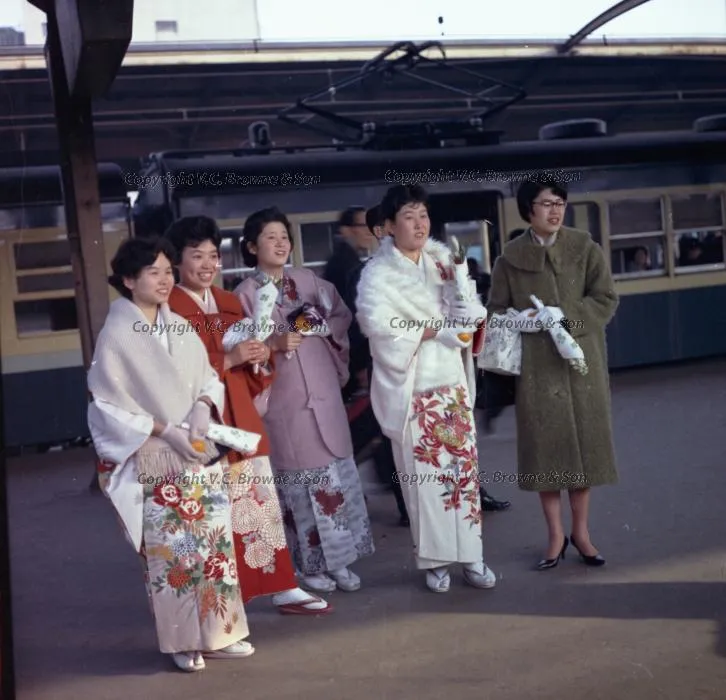 Japanese women on Tokyo station (SF0700/787)