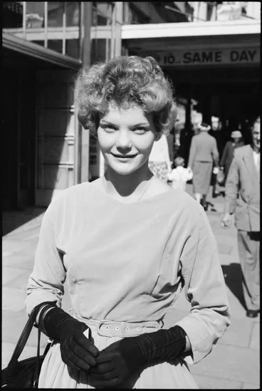 Image: Street photo, Queen Street, Auckland, 1960