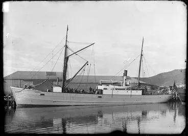 Image: Ship 'Manawatu' docked at wharf [Wellington?]