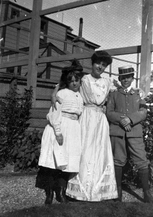 Katherine Mansfield with her brother Leslie and her sister Jeanne
