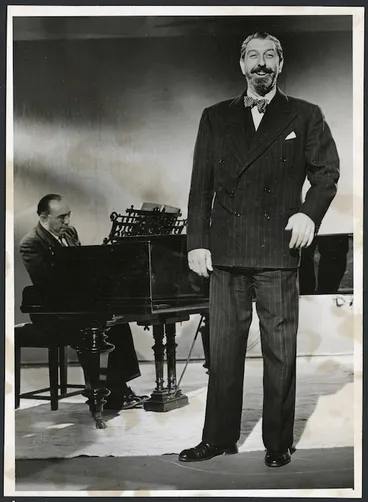 Image: Oscar Natzka singing