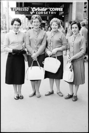 Image: Street photo, Queen Street, Auckland, 1960