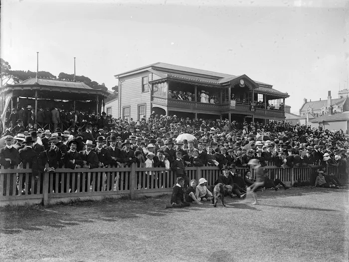 Crowd of spectators, Basin Reserve