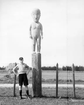 Frederick Daniell and two boys at the Mahupuku Monument