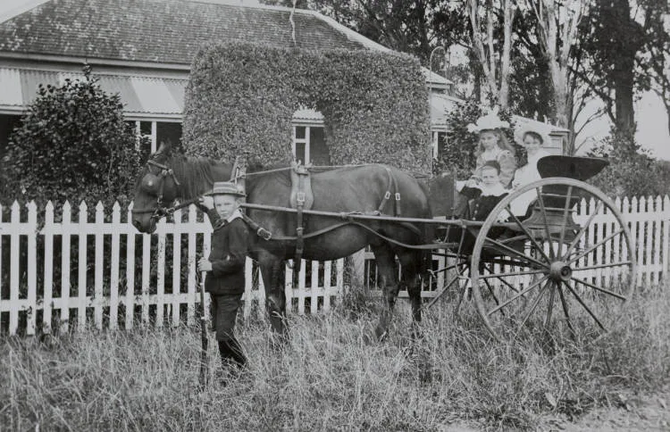 Off to school, Hawthorn Farm, circa 1898