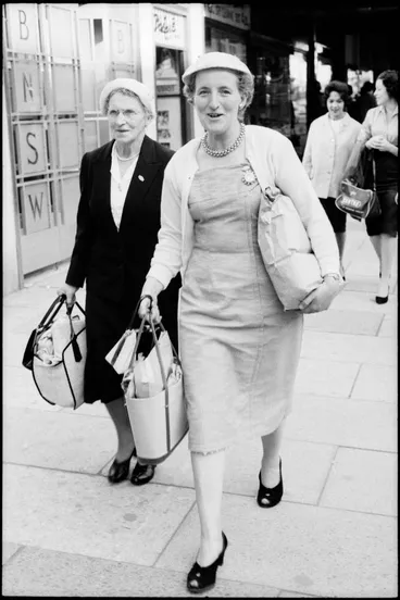Image: Street photo, Queen Street, Auckland, 1960