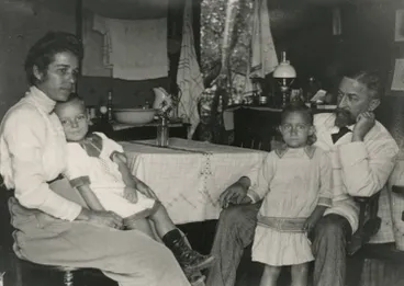 Image: German internees, Motuihe Island