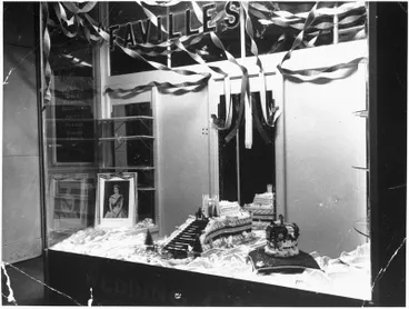 Image: Cake for Queen Elizabeth's Coronation