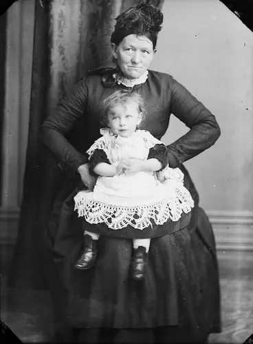Image: Woman and child, Wanganui district