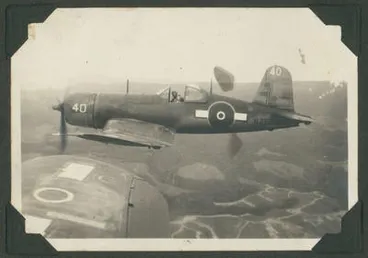Image: Views of 1 S.U. Corsairs in flight. Guadalcanal - 1944.