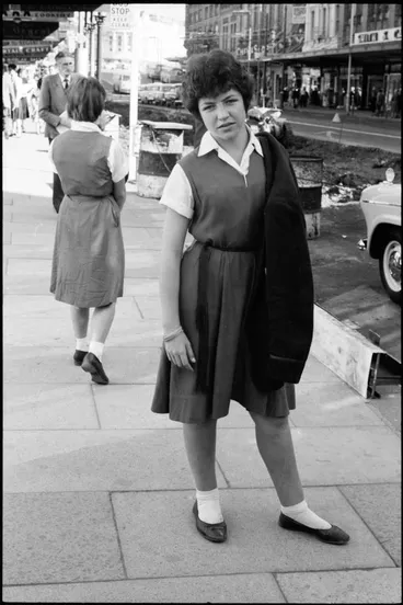 Image: Street photo, Queen Street, Auckland, 1960