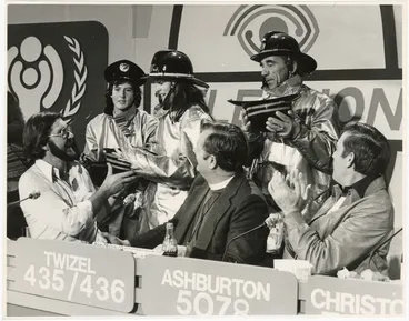 Image: Presentation of funds from fire fighters