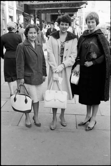 Image: Street photo, Queen Street, Auckland, 1960