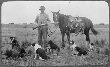 Image: Creator unknown : Photograph of an unidentified hunter with a brace of rabbits, on his horse