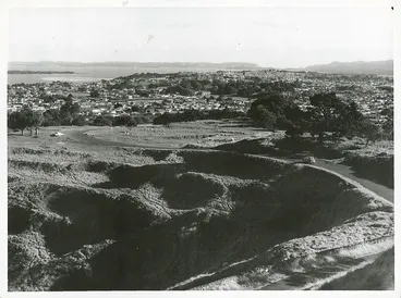 Image: Maungakiekie Pā, One Tree Hill, 1965
