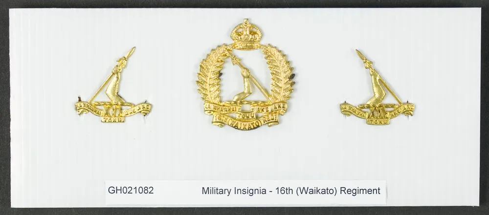 Cap and collar badges, 16th (Waikato) Regiment
