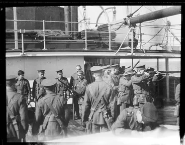Image: New Zealand soldiers, on board a troopship en route to Samoa, during World War 1