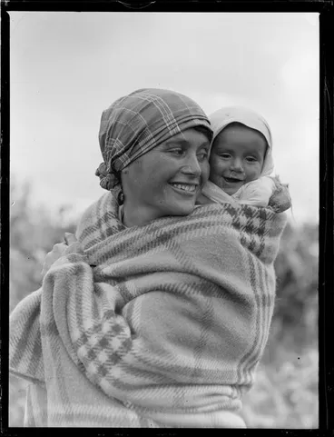 Image: Unidentified Maori woman with her child