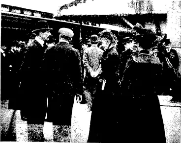 Image: SNAPSHOT sjF Sj'lE \185.:.- OF THE ROYAL PARTY ON THE FRANKTON RAILWAY -Hiokß, pho. STATION. __ (Otago Witness, 03 July 1901)
