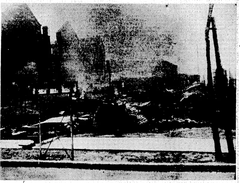 Devastating effect of shell'fire near the Chapei boundary-: oj' tini International''.■Settlement,:Sharighai-,::v)here*there has-been considerable •'• j '. • i , , , ~" i ■ ■ . ■ turmoil since China, and: Japan-came, to-grips.' • ■-.: .' -. | • ■.'■', ■ ■ ''.'« (Evening Post, 07 September 1937)