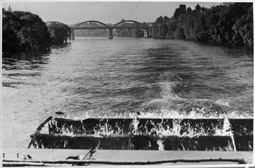 Image: Fairfield bridge and Waikato River astern of PS Rawhiti