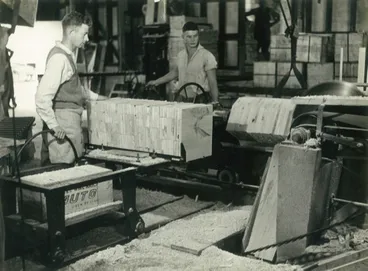 Image: Egmont Box Company Limited. Tokoroa factory. Twelve-sided polygons being cut in bundles, 1947-1948