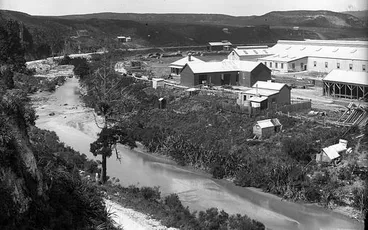 Image: Victoria Battery above the bridge entrance