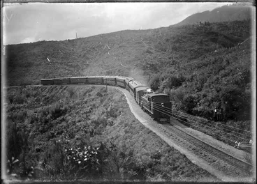 Image: Ww class locomotive with passenger train descending the grade from Kaitoke