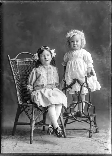 Image: Widdows girls, 1912