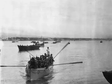 Image: Apia, Samoa, 29 August 1914: New Zealand troops landing