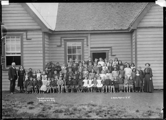 Pupils and staff at Raglan Public School, 1910 - Photograph taken by Gilmour Brothers