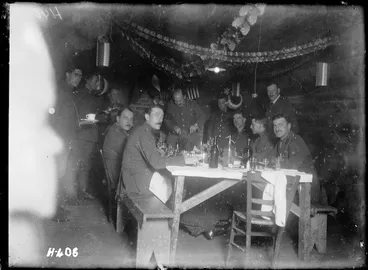 Image: New Zealand Commander carves the turkey on Christmas Day, Chateau Segard, 1917