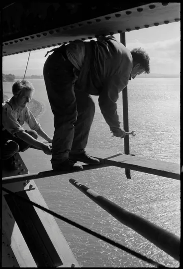 Image: Auckland Harbour Bridge scaffolders, 1960