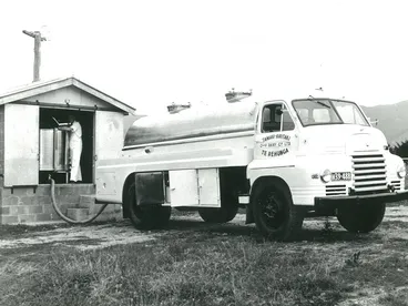 Image: Tamaki-Kiritaki Co-operative Dairy Company Limited. Milk truck, circa 1959