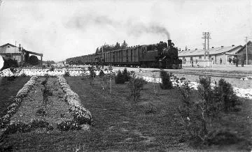Troop train at Featherston Camp, postcard : digital image