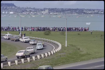 Image: Hīkoi approaching the Harbour Bridge