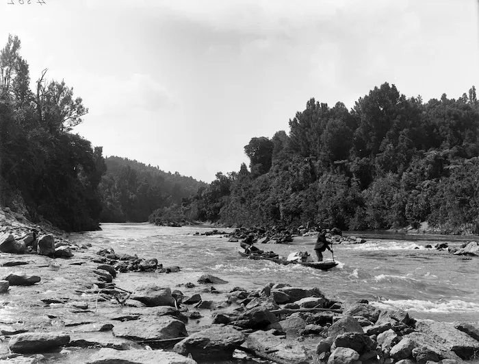 Waka crossing rapids, Whanganui River
