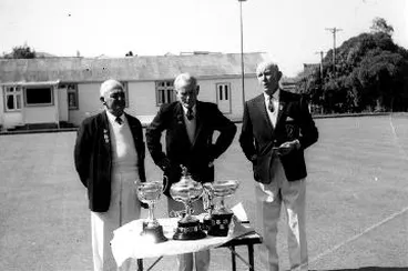 Image: Lawn bowls trophy presentation