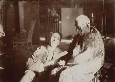 [Goldie in His Studio with a Sitter Looking at a Patu 2 ...]