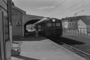 Image: Photograph electric unit at Johnsonville station