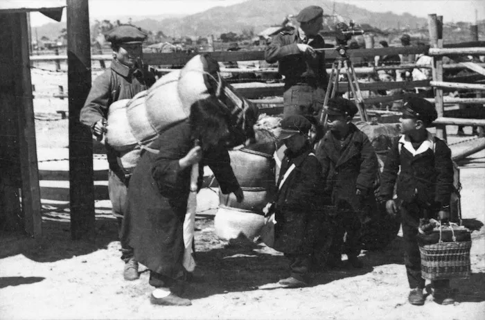 Korean children and New Zealand soldier