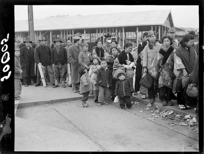 Portion of queue waiting for tram, Hiroshima